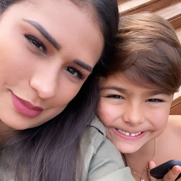 Dupla de Simaria, Simone faz foto na gravidez com filho e marido combinando