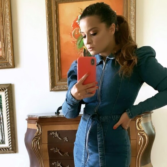 Maiara exibe look com vestido jeans e ombreiras