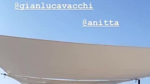 Anitta e Lucas Omulek curtem funk em passeio de barco na Itália