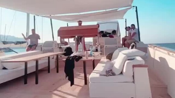 Suposto affair de Anitta, Lucas Omulek se diverte com funk em passeio de barco