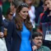 Famosa por seus looks, Kate Middleton foi vista fazendo compras na Topshop. A marca inglesa possui preços justos e chegou ao Brasil em 2012