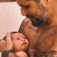Bruno Gagliasso mostra 1º banho de chuveiro com o filho Zyan: 'Conexão linda'