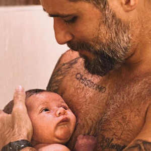 Bruno Gagliasso se emociona com primeiro banho de chuveiro do filho, Zyan, em 15 de agosto de 2020
