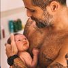 Bruno Gagliasso divide com seguidores primeiro banho com o filho Zyan no chuveiro