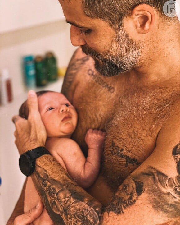 Bruno Gagliasso divide com seguidores primeiro banho com o filho Zyan no chuveiro