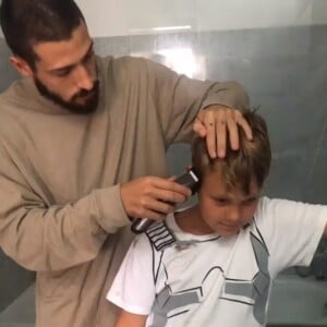 Marido de Carol Dantas, Vinícius Martinez faz cabelo moicano em Davi Lucca