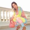 Mulher de Gusttavo Lima combina acessórios de grife e coloridos em look