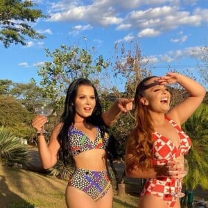 Dupla de Maraisa, Maiara curte piscina com look estiloso