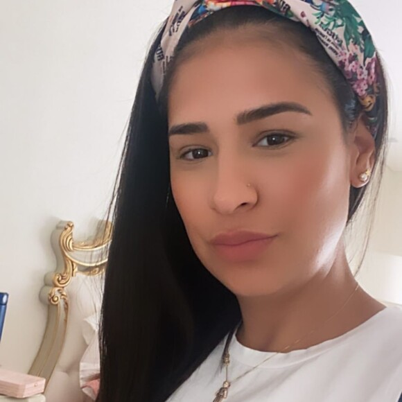 A cantora Simone escolheu um look branco e percebeu que sua calça não fechava mais