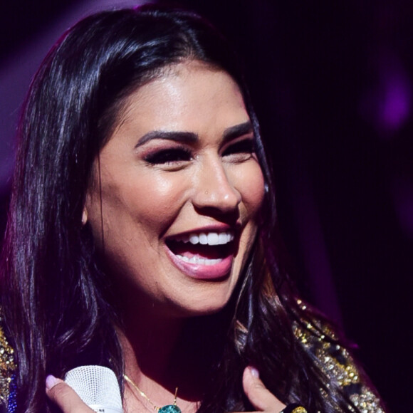 A cantora Simone mostrou look com calça de zíper aberto na gravidez