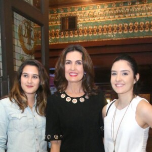 Filhas de Fátima Bernardes, de biquíni, curtiram o dia quente no Rio