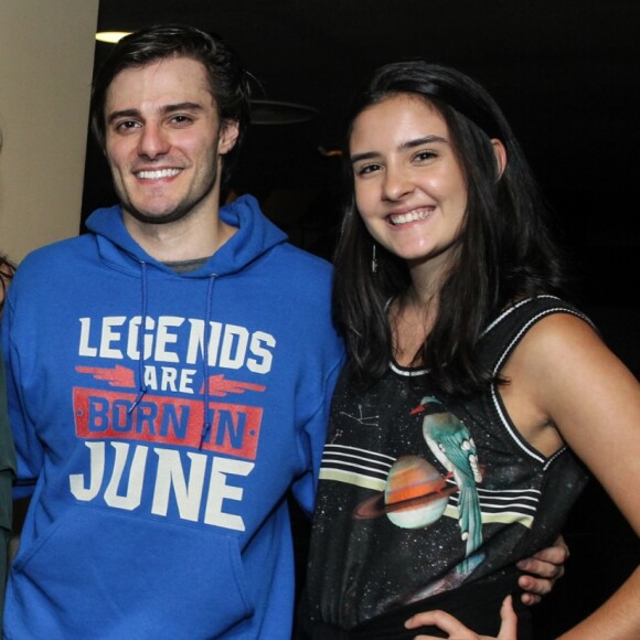 Filhas de Fátima Bernardes curtem cachoeira com o primo Hugo Bonemer, em 6 de setembro de 2020