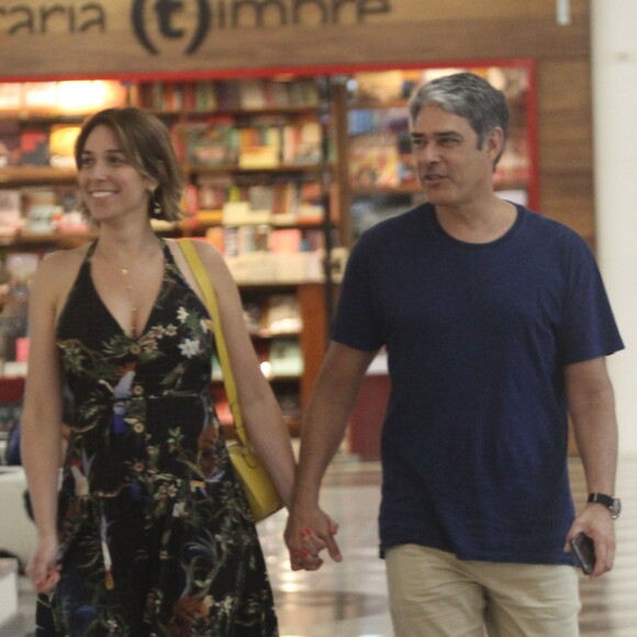 William Bonner é visto com frequência em passeios com a mulher, Natasha Dantas