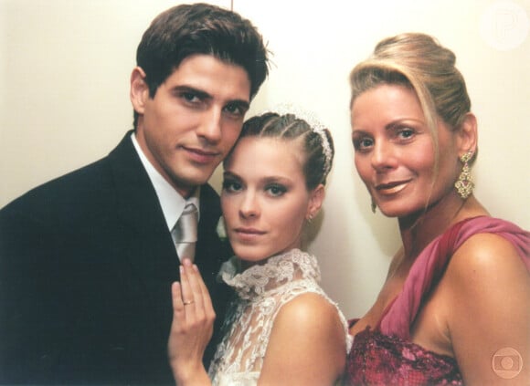 Na novela 'Laços de Família', Edu (Reynaldo Gianecchini) era namorado de Helena (Vera Fischer), mas depois se apaixonava por Camila (Carolina Dieckmann), filha dela