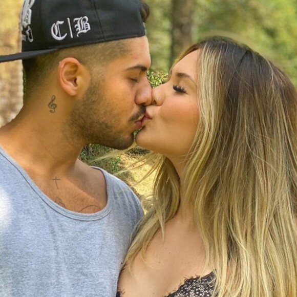 Zé Felipe dá cachorro de presente para Virgínia Fonseca