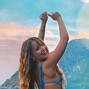 Larissa Manoela colocou um mega-hair ao renovar o visual nesta quarentena