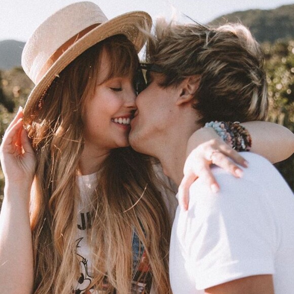 Larissa Manoela surpreendeu o namorado, Leo Cidade, com o boneco do 'Brinquedo Assassino' no aniversário de 24 anos do ator, neste sábado, 12 de setembro de 2020