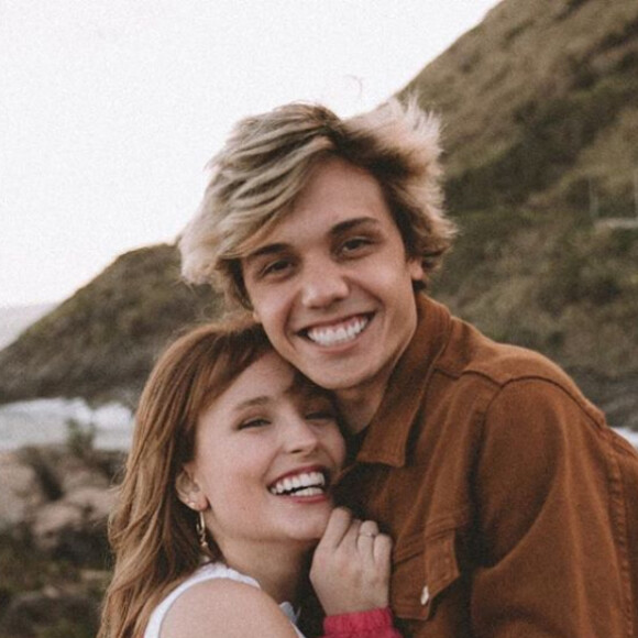 Larissa Manoela presenteou Leo Cidade, seu namorado, com boneco do 'Brinquedo Assassino', dos filmes de terror