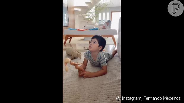Fernando Medeiros mostra filho, Lucca, de 4 anos, brincando com boneca em vídeo