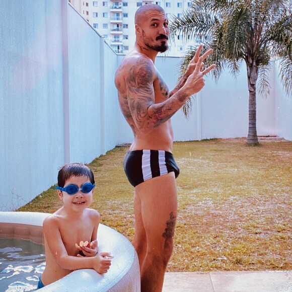 Filho de Fernando Medeiros aparece em vídeo brincando de boneca