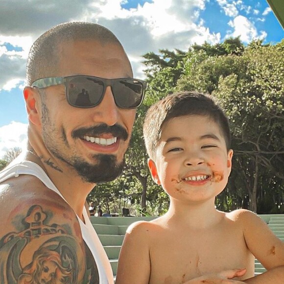 Fernando Medeiros explica decisão de trazer brinquedo para a vida do filho