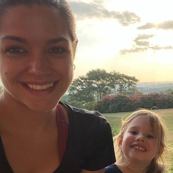 Thais Fersoza revelou dificuldade da filha, Melinda, em comer sozinha