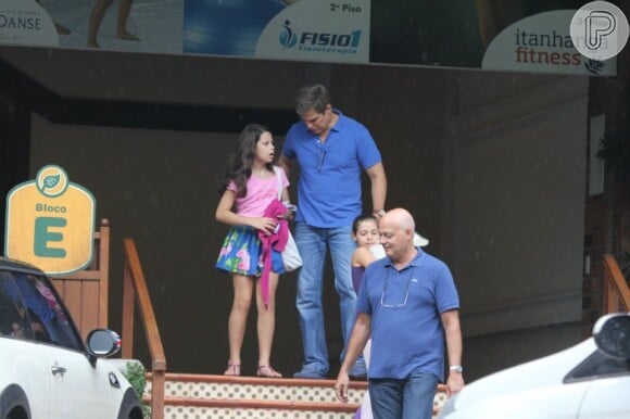 Edson Celulari busca a filha, Sophia, de 10 anos, na aula de balé. Sophia é fruto de seu relacionamento com Claudia Raia