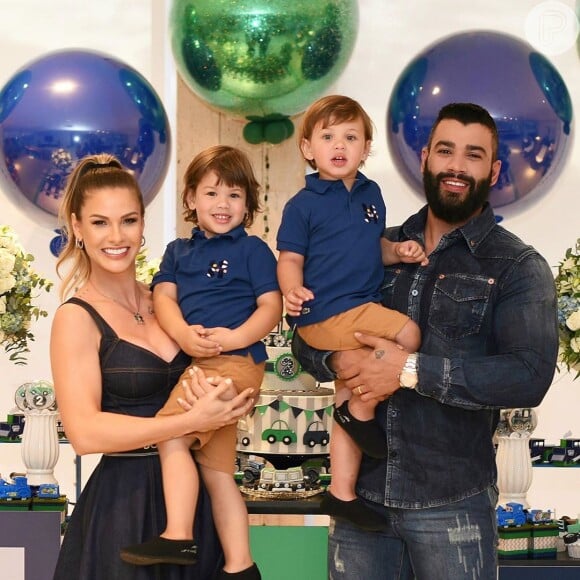 Andressa Suita mostrou Gabriel e Samuel se divertindo com Gusttavo Lima