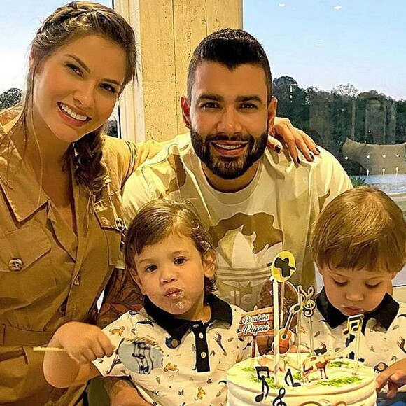 Andressa Suita e Gusttavo Lima curtiram o sábado em família, na companhia dos filhos