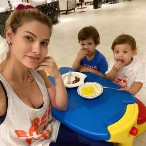 Andressa Suita já assumiu que a rotina com os filhos não é nada fácil