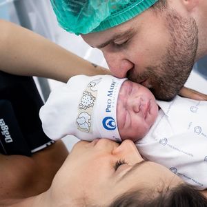 Flávia Viana e Marcelo Zangrandi apresentam o filho, Gabriel