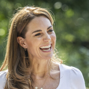 Kate Middleton escolheu T-shirt básica Ralph Lauren para compromisso oficial ao ar livre