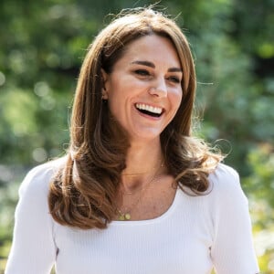 Kate Middleton faz homenagem aos 3 filhos com joia em look. Aos detalhes!