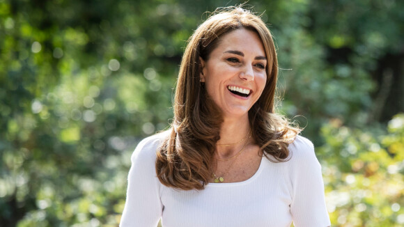 Kate Middleton faz homenagem aos 3 filhos com joia em look. Aos detalhes!