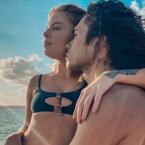 Vitão desmente ter chamado Luísa Sonza e Whindersson Nunes de 'meu casal' em foto quando os dois ainda eram casados: 'É fake'