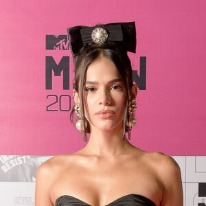 Bruna Marquezine deixa barriga de fora com look preto em premiação nesta quinta-feira, dia 24 de setembro de 2020