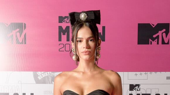 Look preto, laço e máxi pérolas: o 1º look de Bruna Marquezine no MTV Miaw