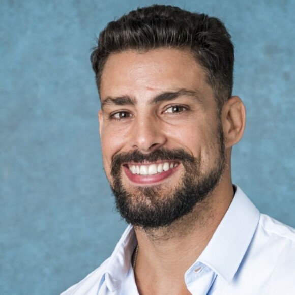 Cauã Reymond dispensa pijama em look de dormir