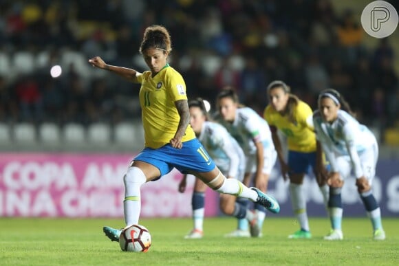 A jogadora Cristiane Rozeira joga na Seleção Brasileira e no time feminino do Santos