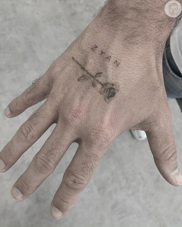 Bruno Gagliasso deixou a tatuagem com o nome do terceiro filho próxima a uma rosa que ele já tinha na mão