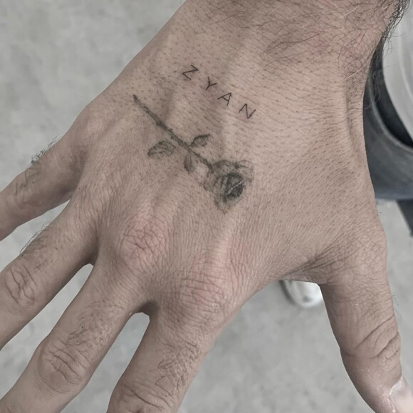 Bruno Gagliasso deixou a tatuagem com o nome do terceiro filho próxima a uma rosa que ele já tinha na mão