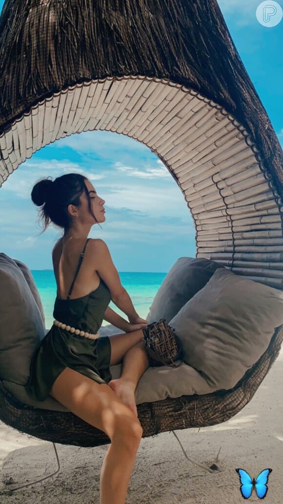 Jade Picon faz foto em bangalô pelo luxuoso resort South Ari Atoll, cujas diárias chegam a R$ 9 mil reais