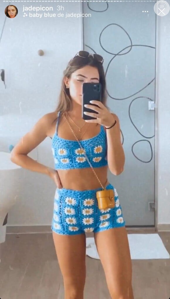 Jade Picon usa conjunto de crochê florido da marca Trico Teen, de R$149,00