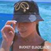 Jade Picon leva bucket hat de sua marca para viagem às Maldivas. Acessório custa R$ 139,00