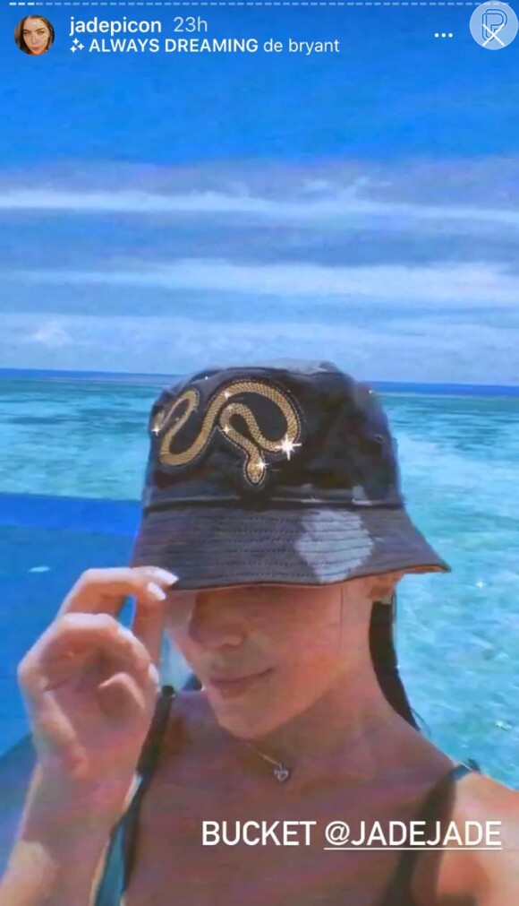 Jade Picon leva bucket hat de sua marca para viagem às Maldivas. Acessório custa R$ 139,00