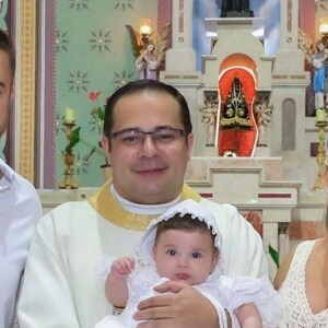 Filha de Zé Neto e Natália Toscano, Angelina é batizada em cerimônia simples