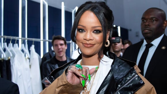 Rihanna é acusada de islamofobia após desfile de lingerie e se retrata: 'Um enorme descuido'