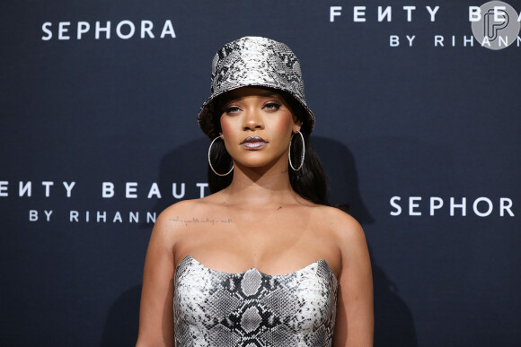 Rihanna se retrata com comunidade mulçumana: 'Eu gostaria ainda mais de me desculpar com vocês por conta deste honesto, mas descuidado erro'