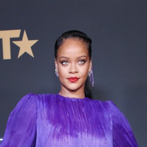 Rihanna lamenta: 'Entendemos que machucamos muitos de nossos irmãos e irmãs muçulmanas e eu estou com o coração incrivelmente partido por causa disso'