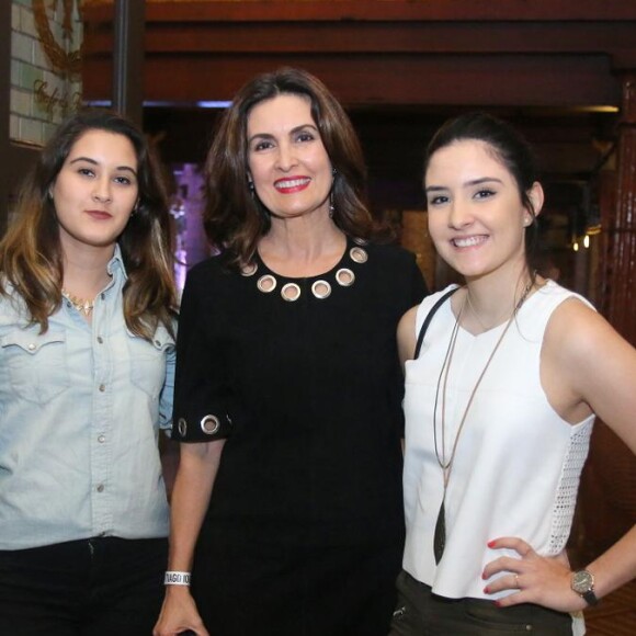 Filha de Fátima Bernardes e William Bonner, Beatriz Bonemer mostra seu estilo fashion em fotos nas suas redes sociais